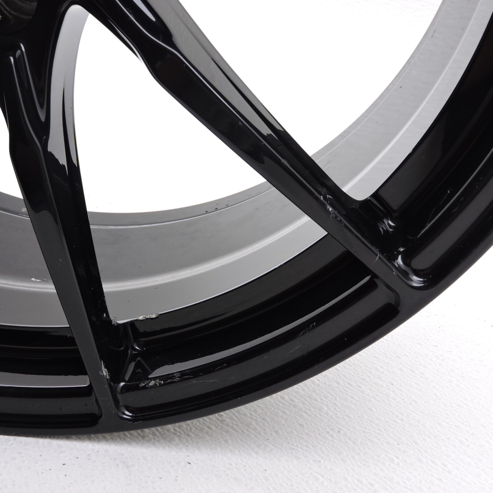 19-21 Mclaren 600LT 19 19x8 Rim Front Ultra Lightweight Wheel ET32.75 Bad -2424B