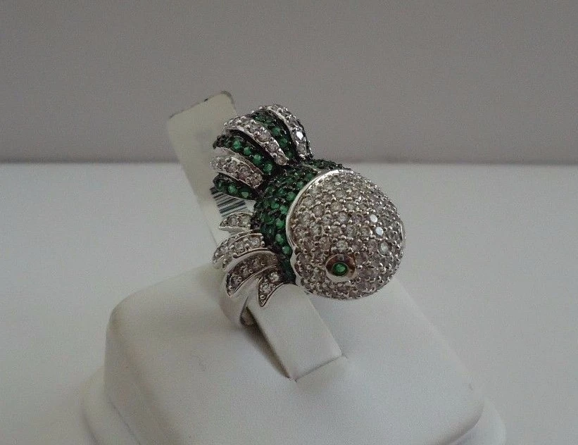 LARGE GUPPY FISH RING 8 CT LAB SIMULATED DIAMOND/ EMERALD 925 STERLING SILVER - Image 2 of 4