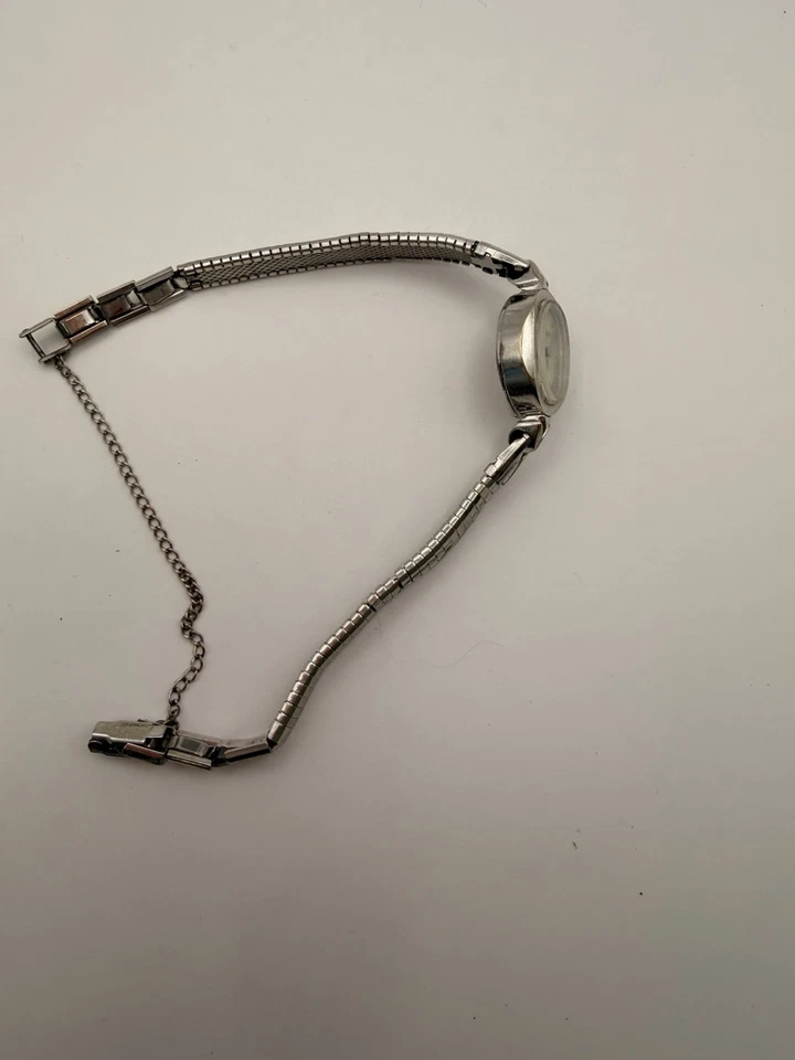 Reloj de pulsera Bulova N2 vintage para mujer con esfera blanca de nácar. Funcionando. Foto 3 de 4