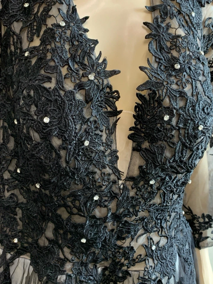 Vestido de novia gótico negro y crema manga 3/4 cuello en V apliques de encaje Foto 4 de 4