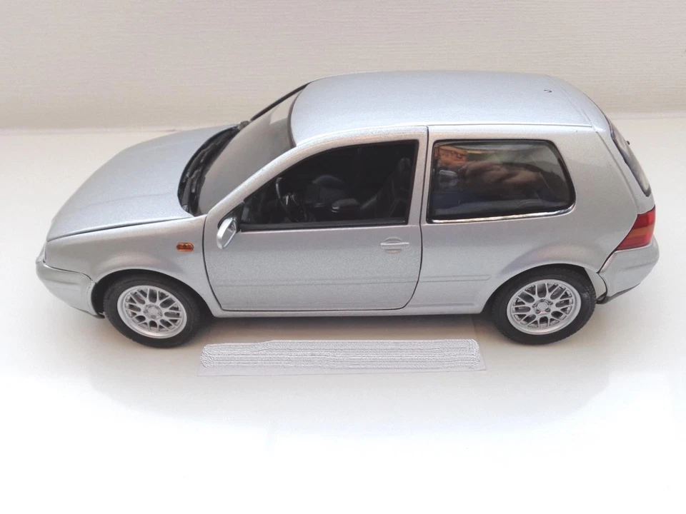 Volkswagen VW Golf 4 GTI Modellino 1:18 Revell Argento 089459093 Nuovo - Immagine 2 di 4