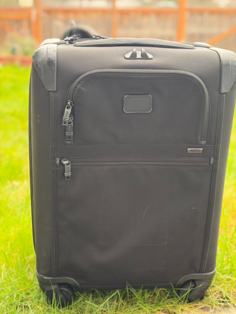 Tumi Alpha 2 Black Expandable 4 Wheeled Spinner Carry On luggage