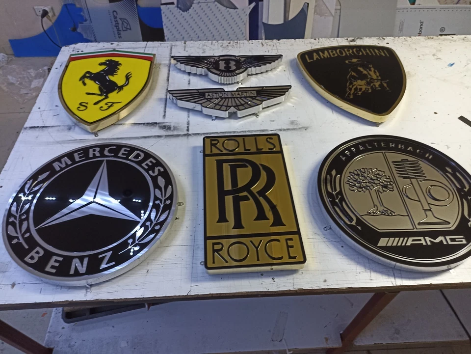 Letrero Ferrari, letrero Bentley, letrero Maserati, letrero Lamborghini, 27,5 inc. Foto 2 de 4