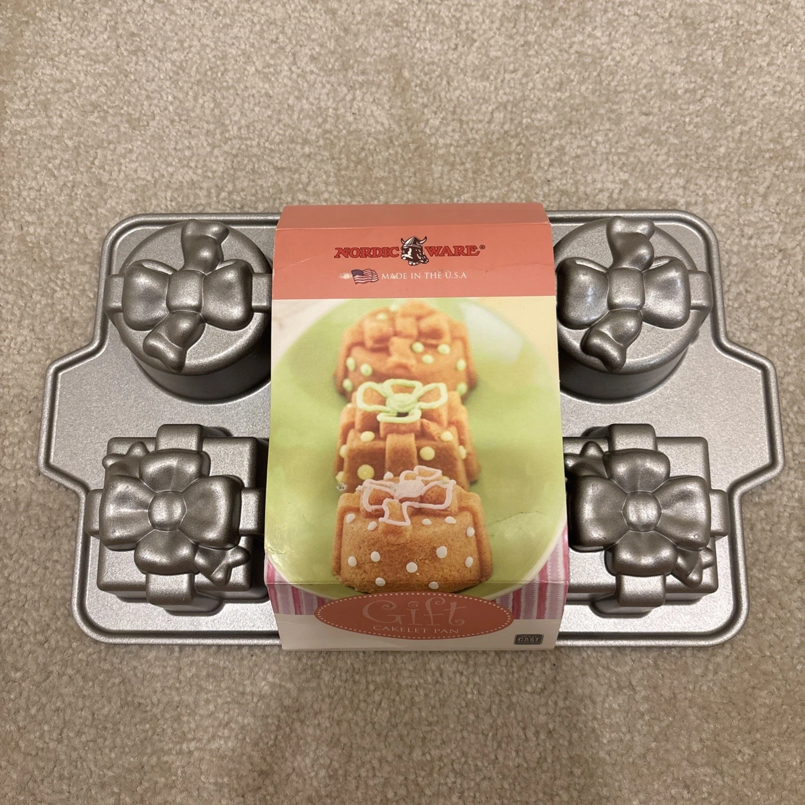 Nordic Ware Gift Cakelet Pan Cast Aluminum Bundt Bakeware 5 Cups 1.2 L NEW
Opens in a new window or