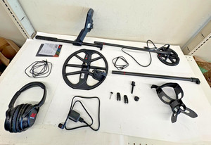 Minelab Equinox 900 Multi-Frequency Collapsible Metal Detector for Adults