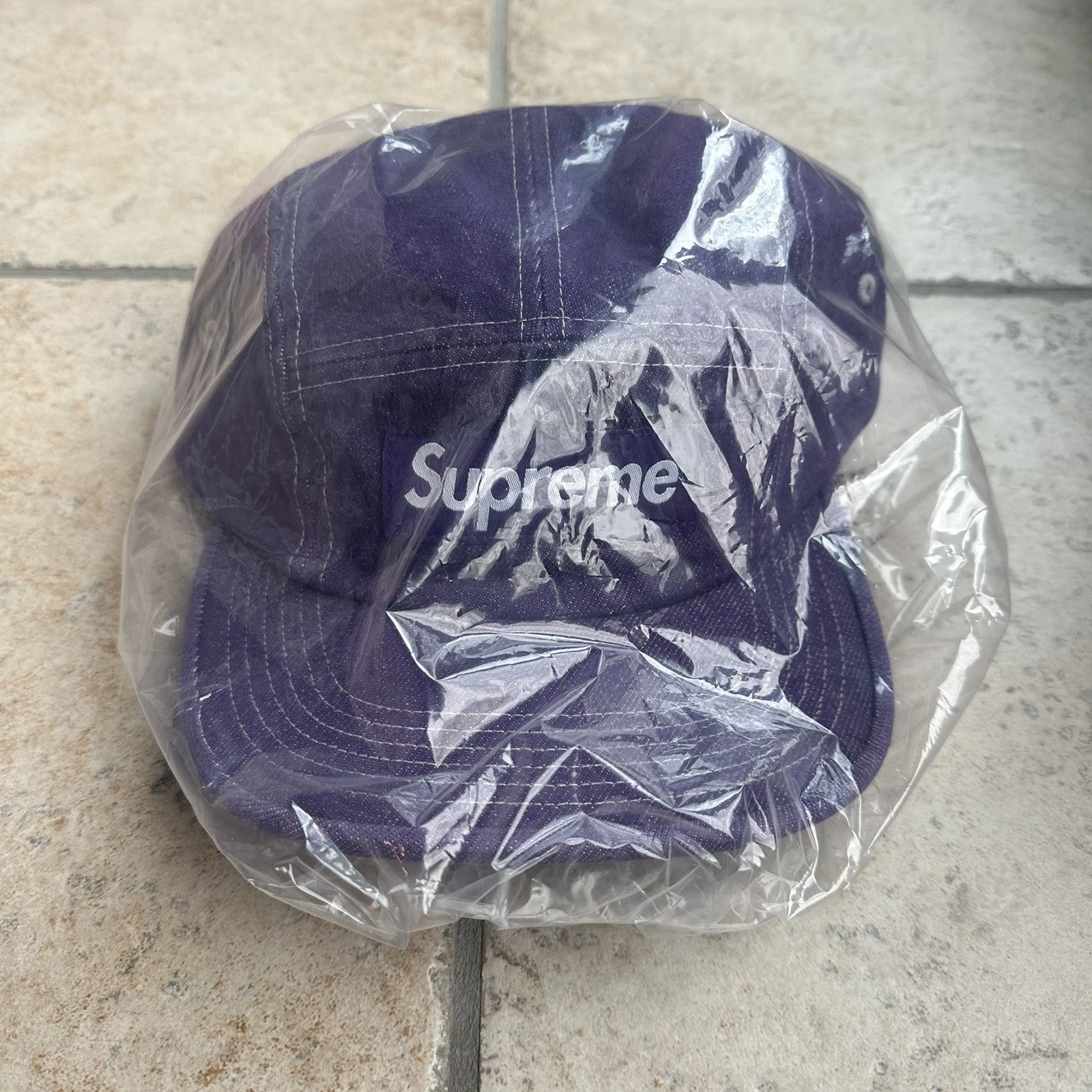 Casquette de camp Supreme Denim (SS25) violette neuve sous blister