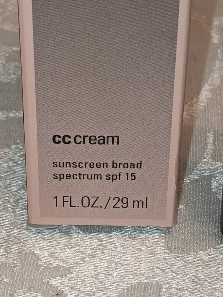 Mary Kay CC Cream Sunscreen Broad Spectrum SPF 15  Very Deep 086620 - Image 2 of 3