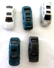 Z SCALE 5 CARS 1 SILVER & 1 GREEN VAN  1 WHITE, 1 GREEN & 1 BROWN CAR