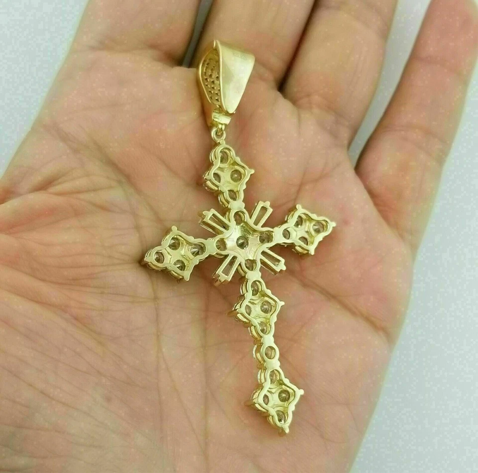 Colgante Cruz Diamante Creado en Laboratorio Redondo 3Ct Cadena Gratis Chapado en Oro Amarillo 14k Foto 2 de 4