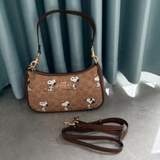 COACH PEANUTS Teri Snoopy Signature Canvas Shoulder Crossbody Bag 24 15 7.5cm