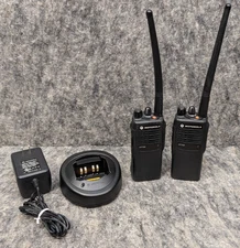 2 x MOTOROLA HT750 136-174 MHz VHF 16ch TWO WAY RADIO AAH25KDC9AA3AN w/ Charger