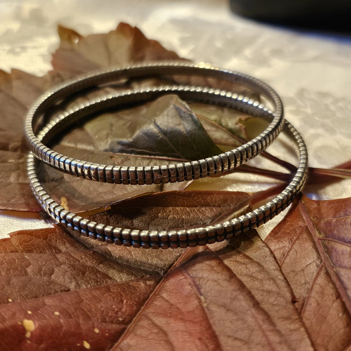 Bracelet jonc en métal argenté, motif de marguerites et ruban, Art