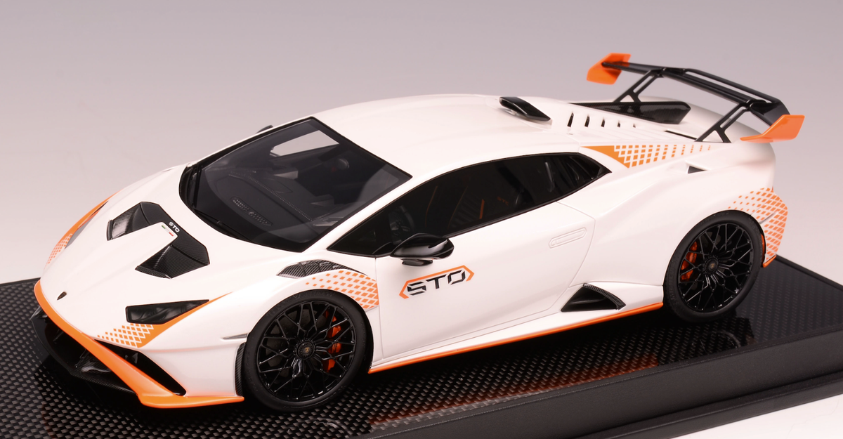 Lamborghini HURACÁN STO 1/18 とホワイトサイドバッグ 1/18 Ivy Models Lamborghini Huracan STO in white Orange Accent