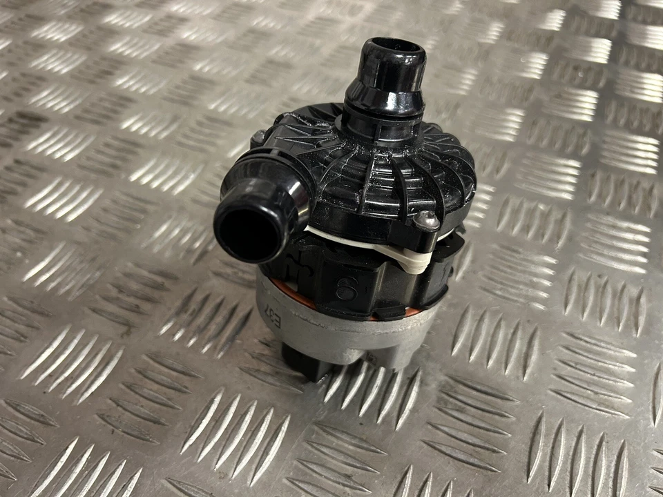 Mercedes-Benz Sprinter W907 W910 Temperature Coolant Pump A0005003800 Genuine - Image 2 of 4