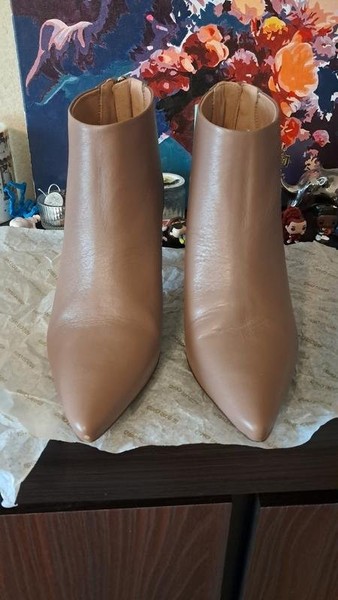 Women Gino Rossi Booties Beige Leather 37