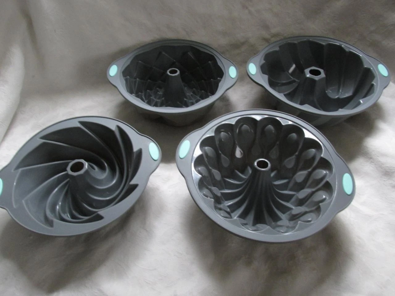 Wudkey 4-pc Silicon Round Baking/Mold Pans - Bread/Bundt Cakes/Jello - MINT Cond
