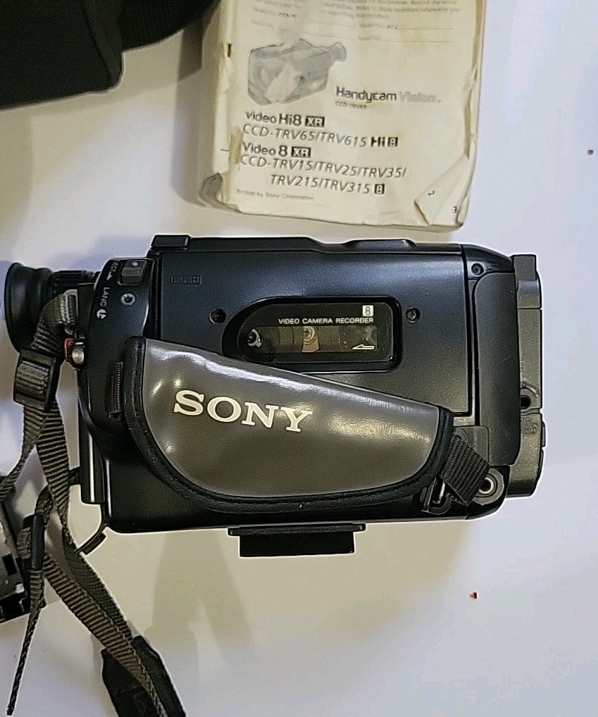 Sony CCD-TRV15 Handycam Video8XR Camcorder Video 8 w/ Battery