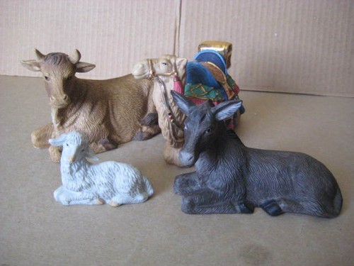 Kirkland Signature 13 Piece Porcelain Christmas Nativity SET w/ Wood Creche Base - Picture 7 of 12