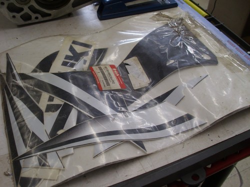 NOS OEM Suzuki 68130-0BE20-FP2 2004-2006 GS500F Emblem Decal Kit!# - Foto 4 di 12