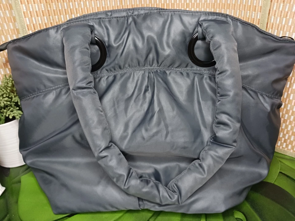 Bath & Body Works ~ Bolso de Mano Hobo Puffer de Nylon Gris ~ Interior de Punto Rosa ~ 17x13x8 Foto 3 de 4