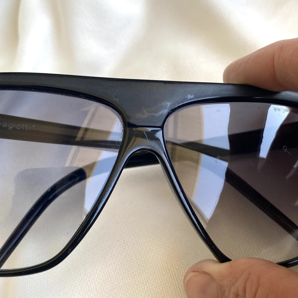 Gafas de sol vintage Laura Biagotti negras doradas de diseñador Foto 2 de 4