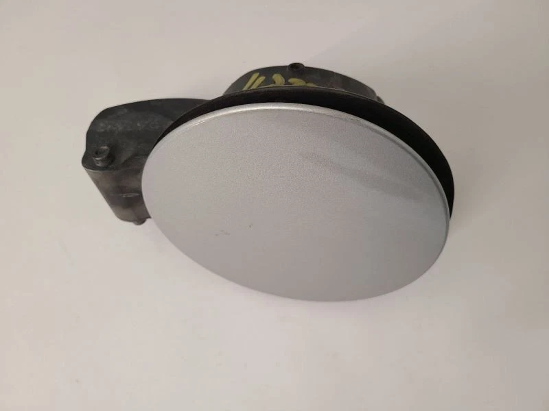 Puerta de llenado de combustible plateada Buick Lacrosse 2010-2016 22938619 10-16 Foto 2 de 4