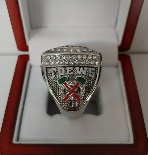 Jonathan Toews- 2013 Chicago Blackhawks Stanley Cup Ring With Wooden Display Box - Picture 2 of 4