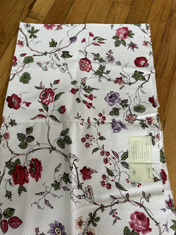 TELA LAURA ASHLEY 29” por 48” RAMBLING RECTOR Rosas Muestra Remanente Foto 4 de 4