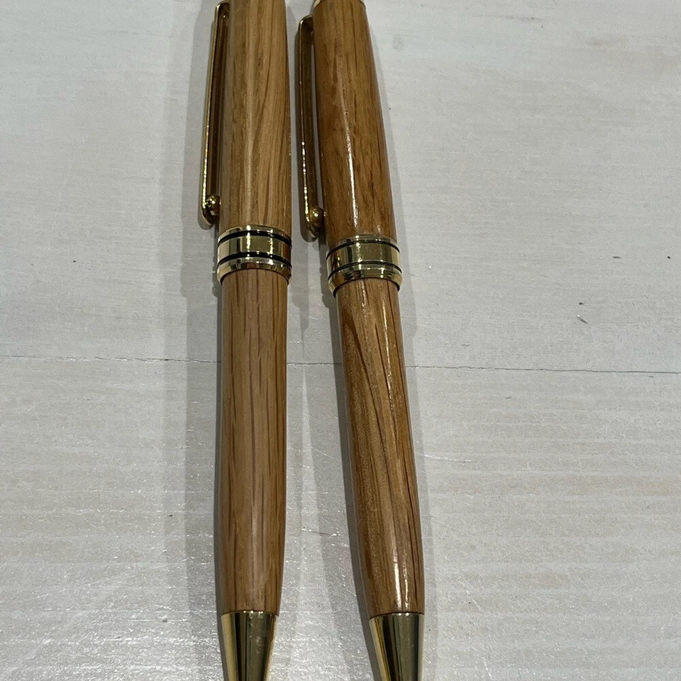 Juego de bolígrafos y lápices de madera dorada y tostada con recambios de lápiz cruzado Foto 3 de 4