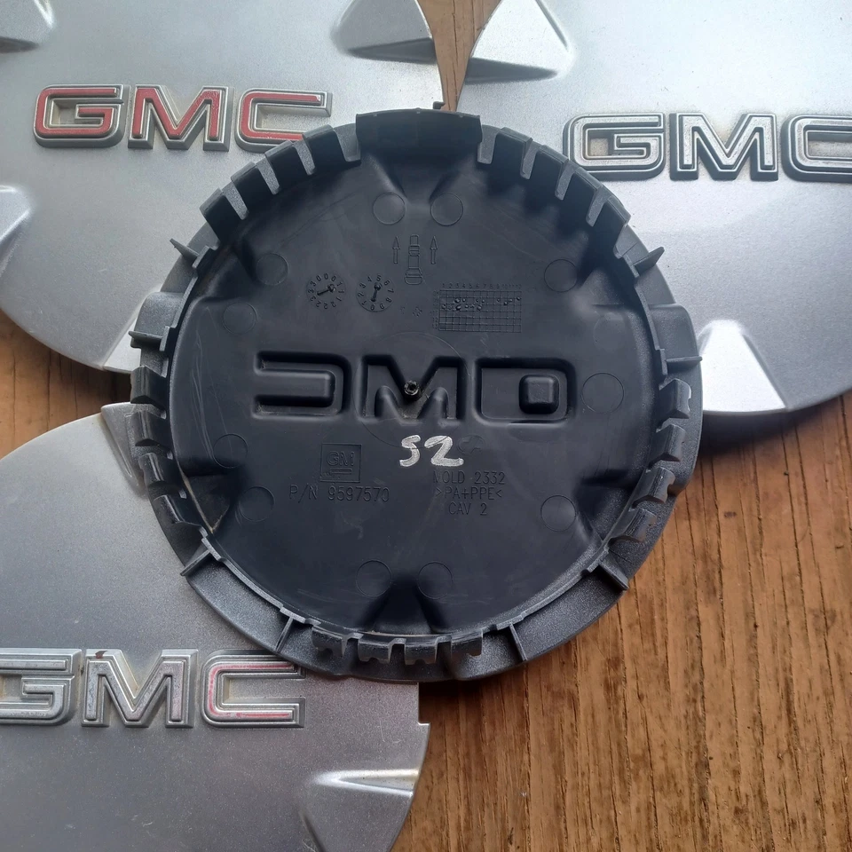 GMC Terrain Juego de 4 tapas centrales, 2010-2012 número de pieza 9597570 S2 Foto 3 de 3