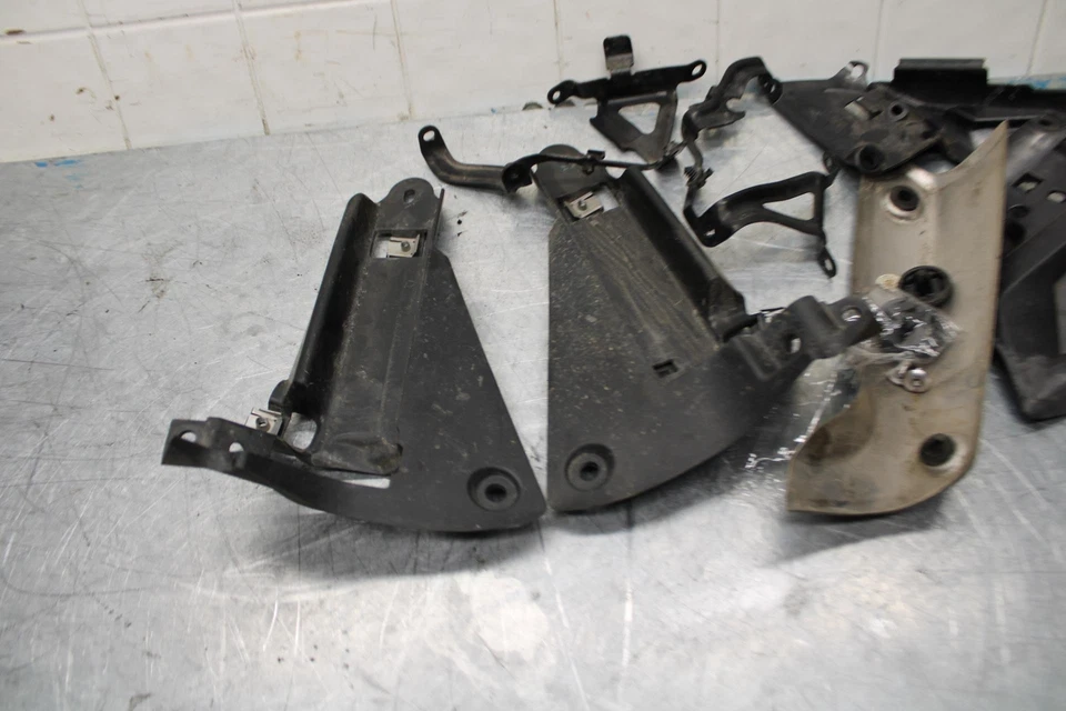 14-15 TRIUMPH STREET TRIPLE R SOPORTE IZQUIERDO MONTAJE BB441 Foto 2 de 4