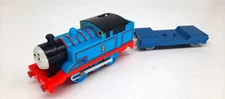 Thomas & Friends TrackMaster 2009 Motorized Thomas Engine R9488 + Cargo Car Y334