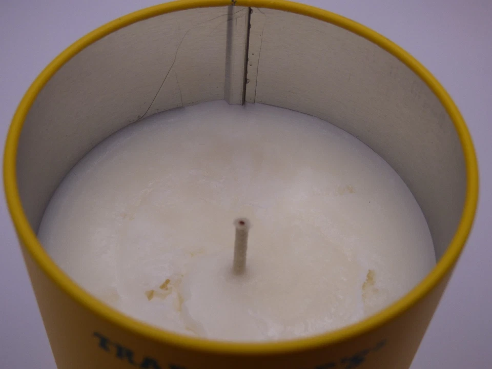 Trader Joe's - Vela perfumada lata de maíz - Mezcla de cera de soja - 40 horas de tiempo de combustión Foto 3 de 4