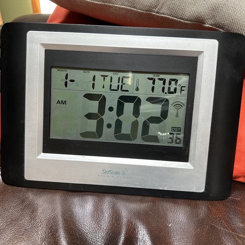 SkyScan Atomic Digital Clock Model 84063 Indoor/outdoor Temperature Sets Itself