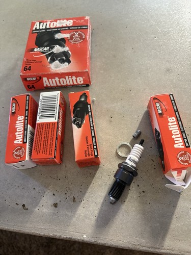 (4) Autolite Spark Plugs 64 - Picture 2 of 3