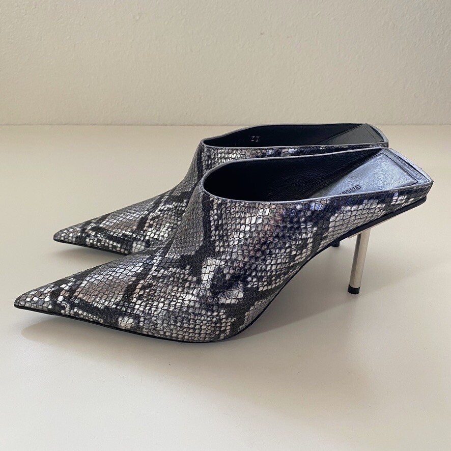 【送料&関税込】Balenciaga Bb Logo Plaque Heeled Mules BB satin mules in brown - Balenciaga | Mytheresa