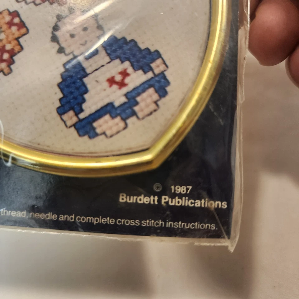 Kit de ponto cruz 1987 Dale Burdett CM 885 Country Girl and Hearts - Imagem 2 de 3