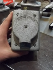 CROUSE HINDS DSD99 CAST IRON WEATHER PROOF OUTLET W/ ENCLOSURE (L2)