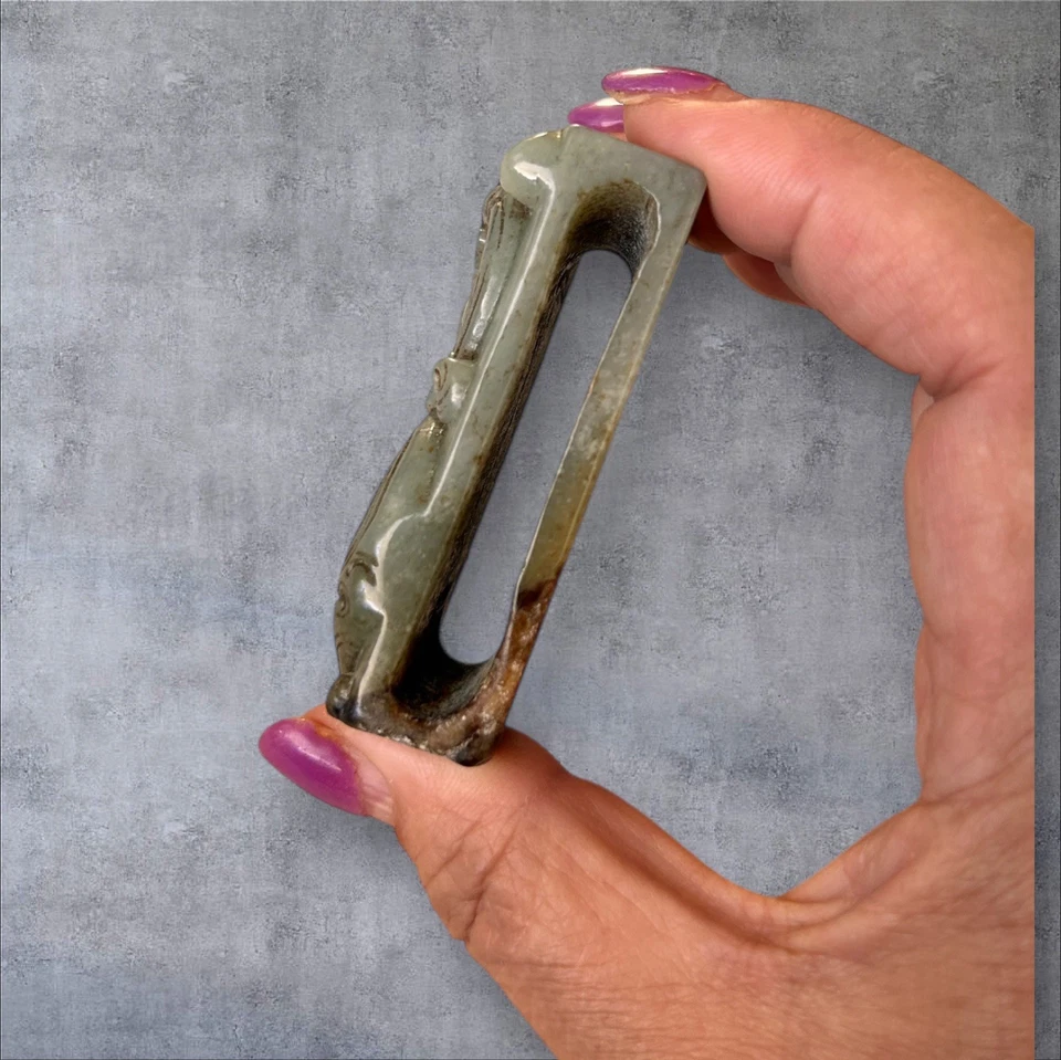 376: Adorno de espada de jade en alto relieve de la dinastía Han con diseño de dragón (汉高浮雕螭龙纹玉剑饰) Foto 2 de 4