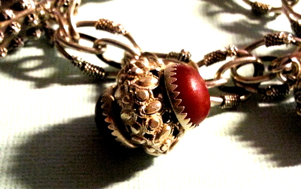 Etruscan Floral Drops Cannetille Charm Bracelet with (5) Charms/Fobs, 8", 55.8gr - Image 4 of 4