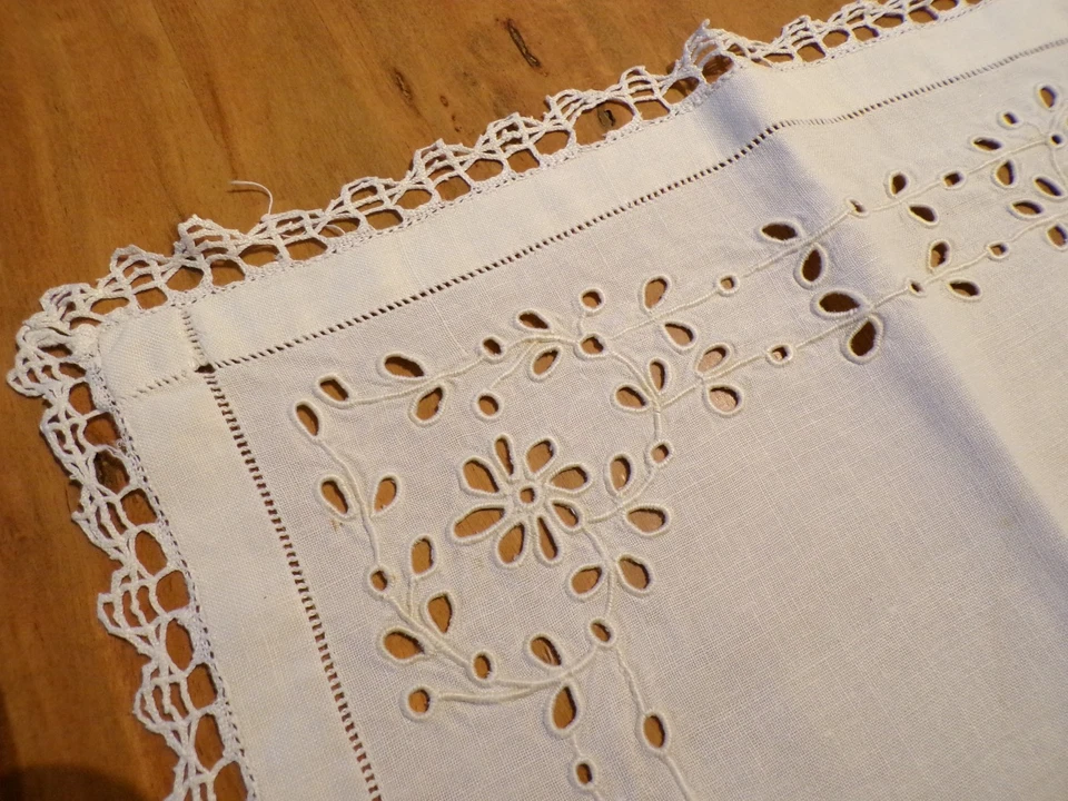 Linge ancien 1 Napperon lin  blanc avec broderies et dentelle - Photo 2/3