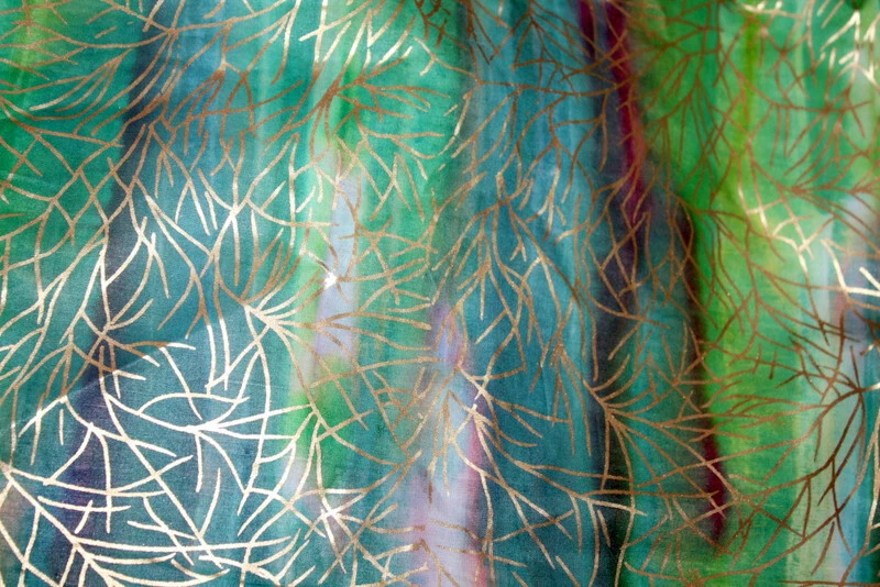 BATIK IMPRESO - TRAZOS FRÍOS METÁLICOS EN BATIK MULTICOLOR - TELA 100% ALGODÓN Foto 2 de 4