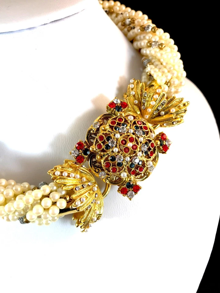 PINGENTE DE STRASS VERMELHO COLAR TORSADE PÉROLA FALSA JOSE & MARIA BARRERA 24K GP - Imagem 4 de 4