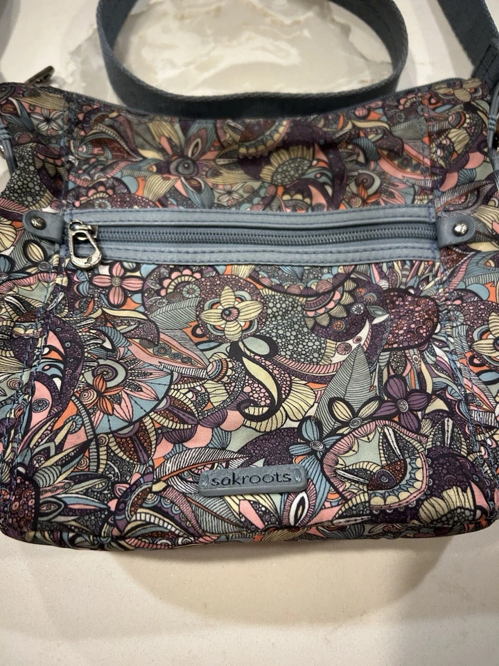 Серый домик на дереве через плечо Sakroots Artist Circle - Изображение 2 из 4