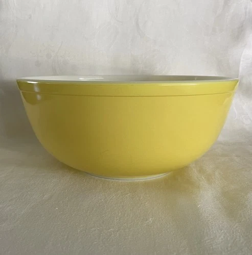 Vintage PYREX ovenware #404 Yellow Nesting Mixing Bowl 4 Quart 10’’