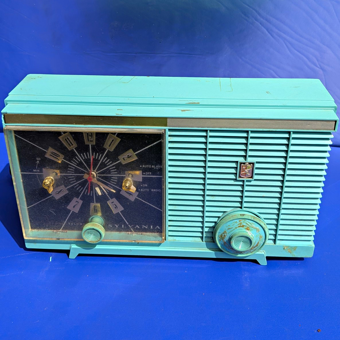 Sylvania 5C16 Analog Clock Radio Alarm, Blue, Arabic Numerals, Rectangle