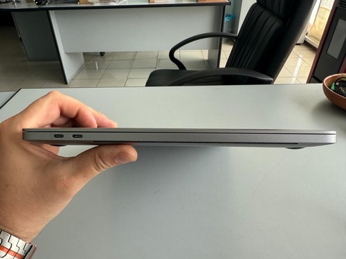 Apple MacBook Pro 16" 4TB SSD, Intel Core i9 9ª, 2,40 GHz, 64GB TOUCHBAR - Foto 10 di 13