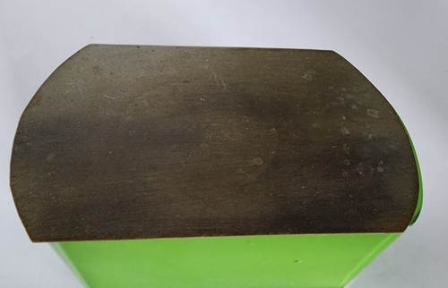 Very nice antique green glass dresser / powder box w/ brass lid - Picture 4 of 5