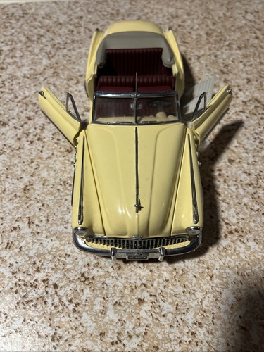 Franklin Mint 1949 Buick Roadmaster Convertible Butter Yellow 1:24 Diecast - Picture 2 of 6