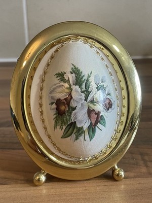 Vintage verziertes Gänseei Blumendetail in goldfarbenem Rahmen 